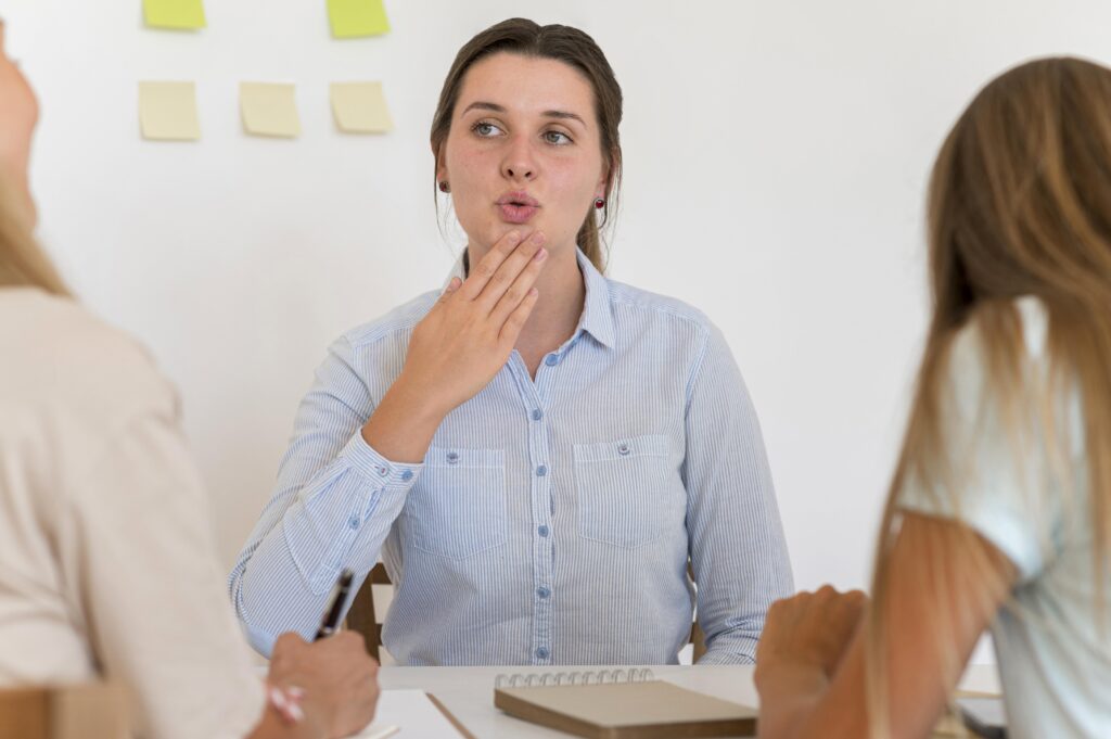Femmes sourdes qui parlent en LSF.Blog